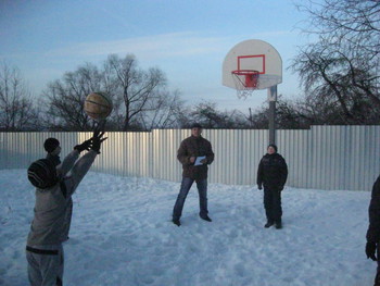 Играем в зимний баскетбол.